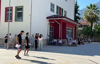Fethiye'de KPSS Heyecanı: Adaylar Sınav İçin Okullara Akın Etti