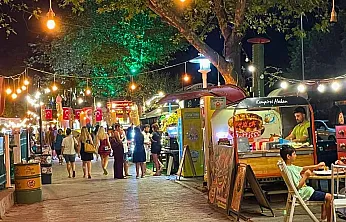 Fethiye'de Lezzet Sokağı Akşamları Turistlerin İlgi Odağı Oluyor