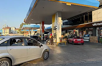 Fethiye'de Motorine Zam Öncesi Akaryakıt İstasyonlarında Kuyruk Oluştu