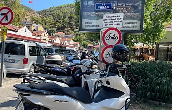 Fethiye'de Motosiklet Park Sorunu Büyüyor: Sürücüler Yasak Alanlara Park Etmek Zorunda Kalıyor