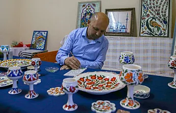 Fethiye'de odasını atölyeye dönüştüren bedensel engelli sanatçı 20 yıldır çini boyuyor
