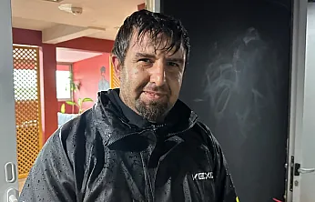Fethiye'de örnek davranış: Kurye Vedat Yedikule, bulduğu çantayı yağmura rağmen sahibine ulaştırdı