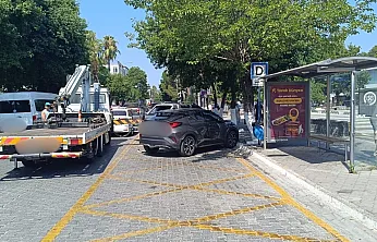 Fethiye'de otobüs durağına park eden araç çekiciyle kaldırıldı