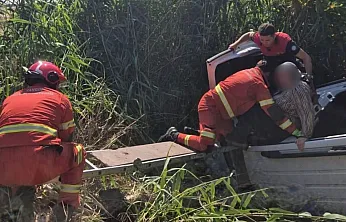Fethiye'de otomobil dereye uçtu, Araçta mahsur kalan 2 kişi kurtarıldı