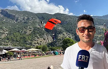 Fethiye'de paramotor gösterileri için deneyimli pilotlar gökyüzünde