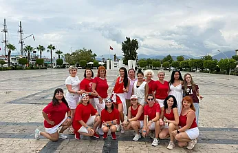 Fethiye'de Rus dans grubundan renkli gösteri