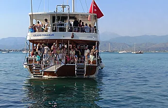 Fethiye'de turistlerin tekne turu keyfi sürüyor
