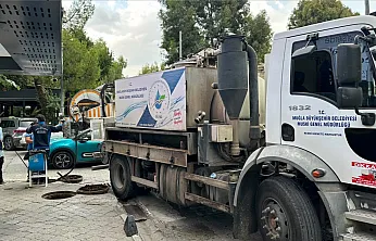 Fethiye'de yağmur öncesi mazgal ve kanalizasyon temizliği