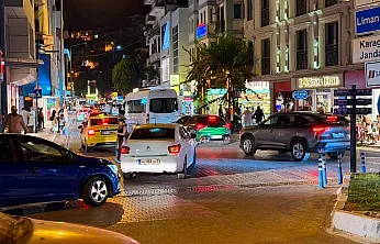 Fethiye'de yaz yoğunluğu akşam saatlerinde trafiğe yansıyor