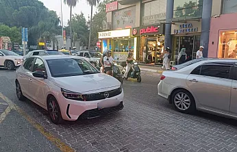 Fethiye'de yol ortasında bırakılan araç trafiği kilitledi