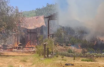 Fethiye'deki orman yangınında endişelendiren gelişme: Alevler yerleşim yerlerine yaklaştı