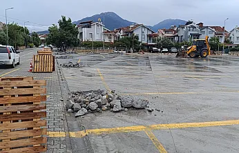 Fethiye Foça'da kurulan 'Pazar Pazarı'nın üzeri kapatılıyor