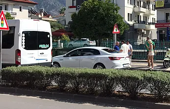Fethiye İnönü Bulvarı'nda kaza: Motosiklet otomobile çarptı