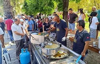 Fethiye Merkez Yeni Camii önünde hayır lokması ikramı