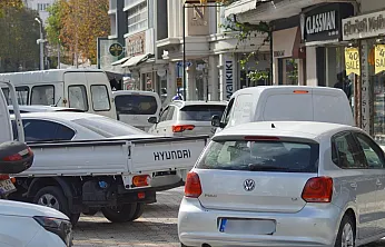 Fethiye merkezde trafik çilesi büyüyor: Çift sıra park isyan ettiriyor