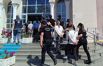 Fethiye merkezli göçmen kaçakçılığı operasyonunda yakalanan 18 şüpheli adliyeye getirildi