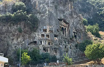 Fethiye'nin Binlerce Yıllık Tarihi Amintas Kaya Mezarları Ziyaretçilerini Büyülüyor