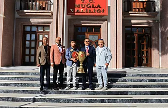Fethiye'nin genç pehlivanı Kadir Buğra Dikik, şampiyonluk kupasını Vali Akbıyık'a sundu