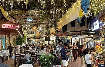 Fethiye'nin tarihi kalbi 'Paspatur' yaz akşamlarında dolup taşıyor