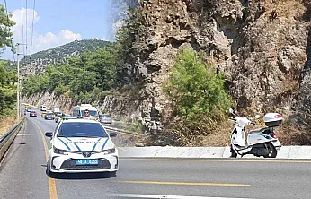 Fethiye-Ölüdeniz yolunda kaza: Kaskının içine arı giren motosikletli yaralandı