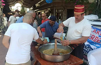Fethiye Paspatur'da 'Çantacı İlhan' anısına kar şerbeti ikramı