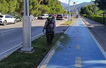 Fethiye Sahil Bandında Ot ve Çim Biçme Çalışmaları Sürüyor