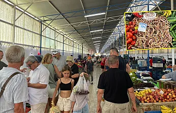 Fethiye Salı Pazarı'nda yazın etkisi: Tezgahlarda sebze ve meyve çeşidi yoğunluğu