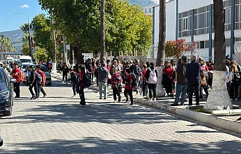 Gazi İlkokulu önünde öğle saatlerinde trafik düğümü