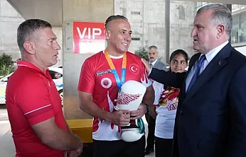 Gençlik ve Spor Bakanı Bak'ı Muğla'da milli sporcular karşıladı