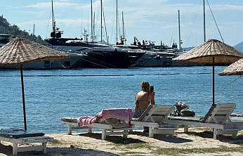 Göcek'te güneş yüzünü gösterdi, vatandaşlar denize girdi