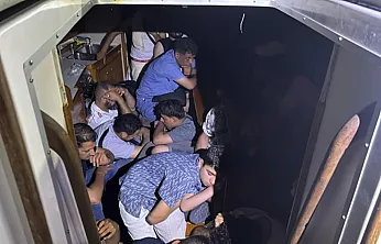 Gökova Körfezinde yelkenli teknede 40 düzensiz göçmen ve 2 göçmen kaçakçısı yakalandı