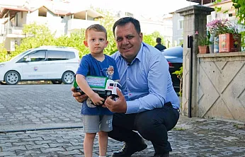 Her sabah çöp kamyonunu selamlayan miniğe Başkan Durmuş'tan sürpriz