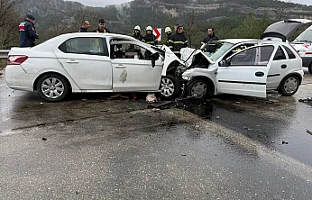 İki otomobil kafa kafaya çarpıştı: 6 ölü, 6 yaralı