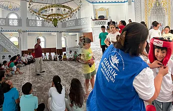Kötekli Gençlik Merkezi gönüllüleri çocukların yüzünü güldürüyor