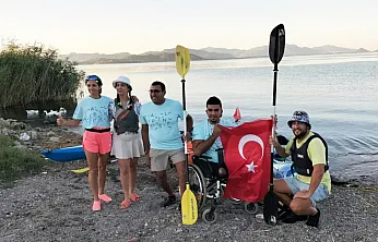 Köyceğiz Gölü'nde Türkiye ve Azerbaycan dostluğu için kürek çektiler