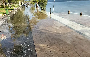 Köyceğiz Gölü taştı, Atatürk Kordonu sular altında kaldı