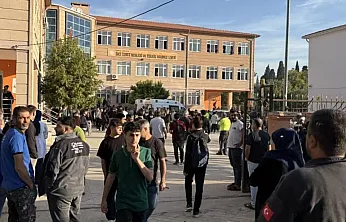 Manisa'da veliler okul önüne akın etti, ekiplerle arbede yaşandı