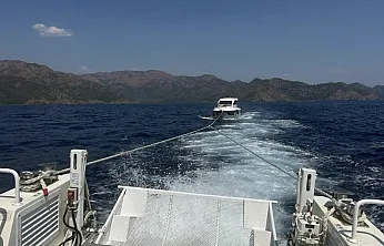 Marmaris açıklarında arıza yapan motor yattaki 7 kişi Sahil Güvenlik ekiplerince kurtarıldı