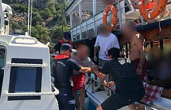 Marmaris açıklarında gezi teknesinde rahatsızlanan kişi tahliye edildi