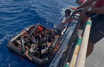 Marmaris açıklarında Yunanistan tarafından geri itilen 16 düzensiz göçmen kurtarıldı