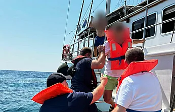 Marmaris açılarında karaya oturan gezi teknesindeki 11 kişi Sahil Güvenlik tarafından kurtarıldı