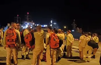 Marmaris'te arazözler çıkarma gemileriyle bölgeye gidiyor