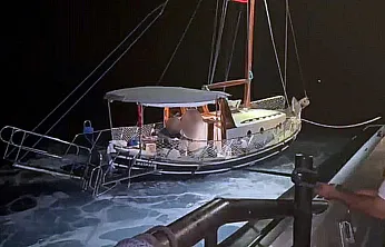 Marmaris'te arızalanan yelkenli tekne ve içindekiler Sahil Güvenlik ekibi tarafından kurtarıldı