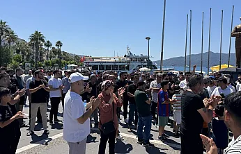 Marmaris'te çarşı esnafından belediyeye 'gölgelik' protestosu