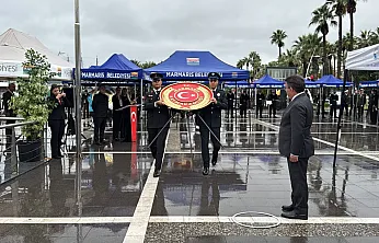 Marmaris'te Cumhuriyet Bayramı çelenk sunma töreni sağanak altında yapıldı