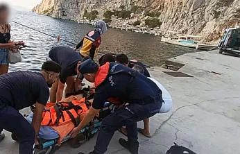 Marmaris'te özel teknede yaralanan vatandaşı Sahil Güvenlik ekipleri botla denizden tahliye etti