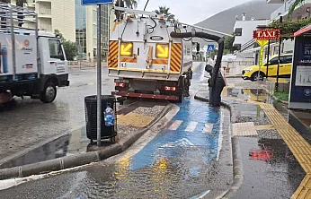 Marmaris'te sağanak sonrası belediye ekiplerinden müdahale
