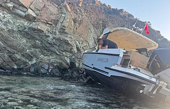 Marmaris'te Sürüklenen Fiber Tekne Kayalıklara Çarptı