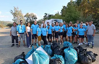 Marmaris'te turizm rehberleri ve belediye ekiplerinden sahil temizliği