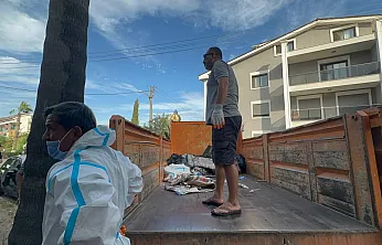 Marmaris'teki çöp evden bir kamyon çöp ve 30'a yakın kedi çıktı